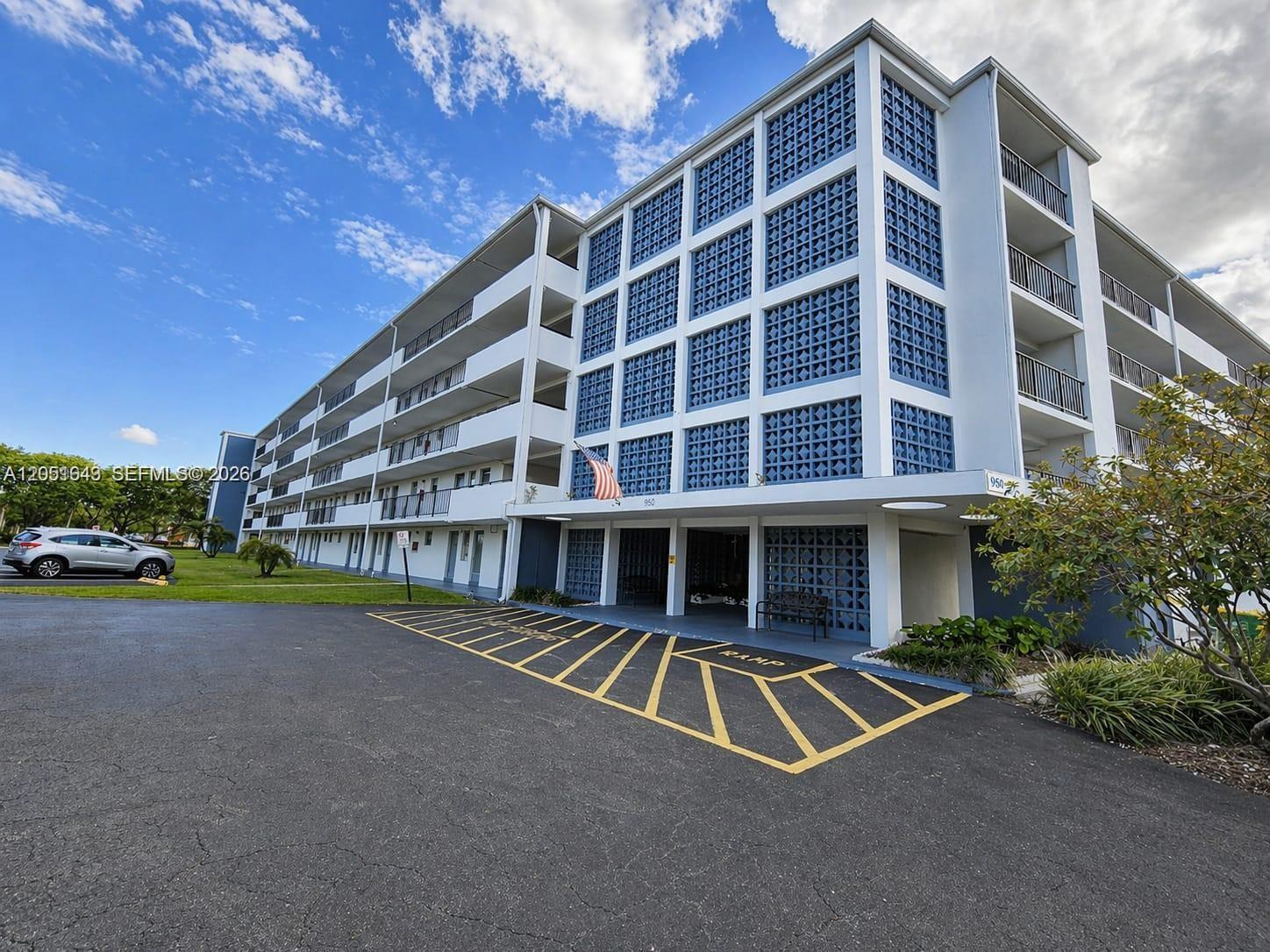 950 Hillcrest Dr # 102, Hollywood FL 33021 photo 2