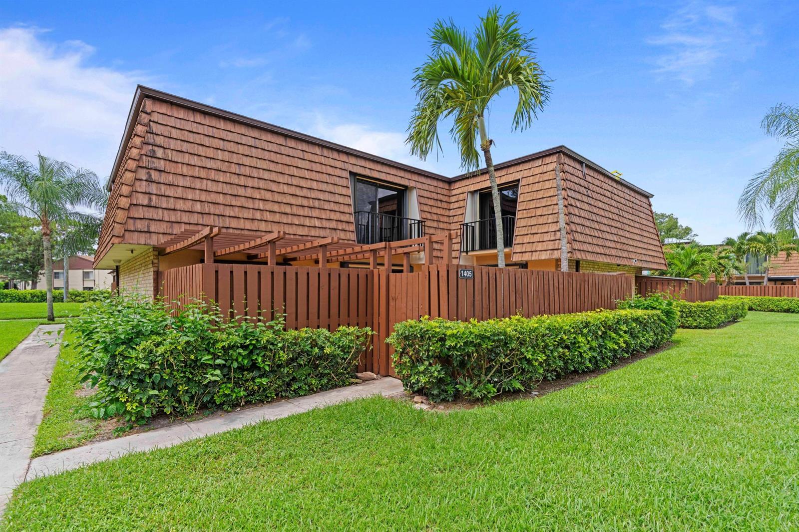 1405 14th Lane, FL 33463 photo 3