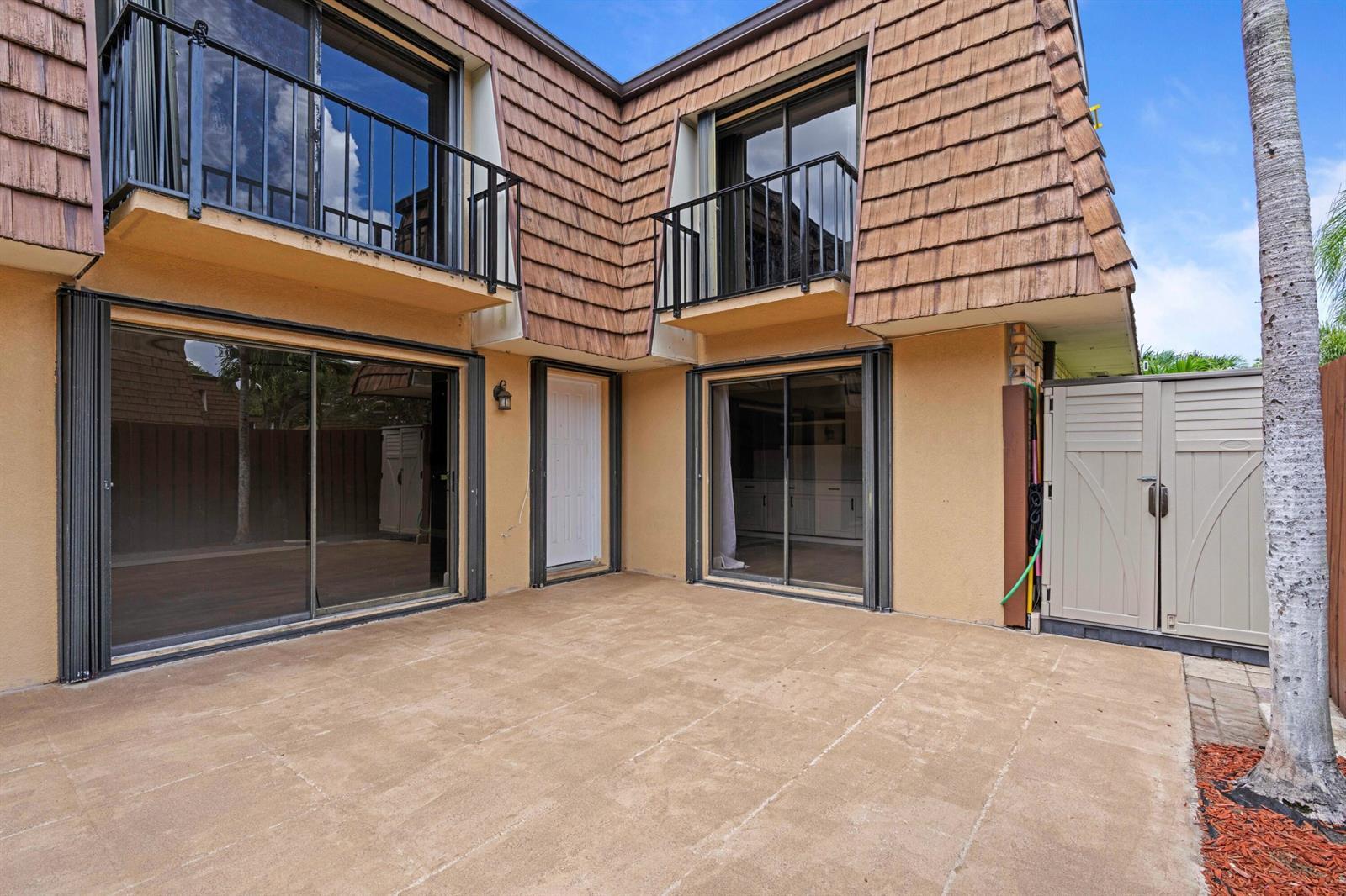 1405 14th Lane, FL 33463 photo 4