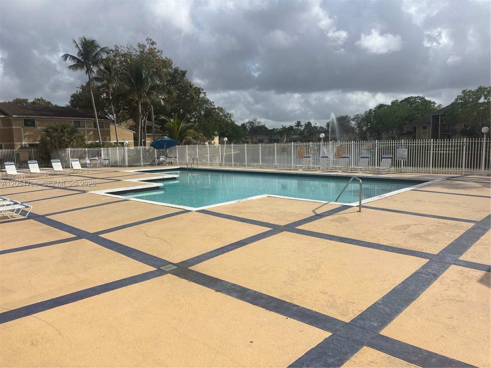 323 E Palm Cir E, Pembroke Pines FL 33025 photo 2