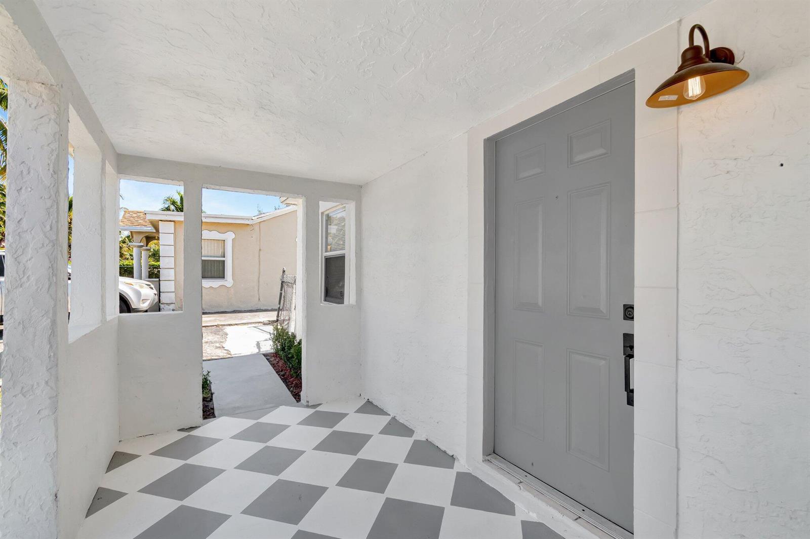 950 29th Street, West Palm Beach FL 33407 photo 2