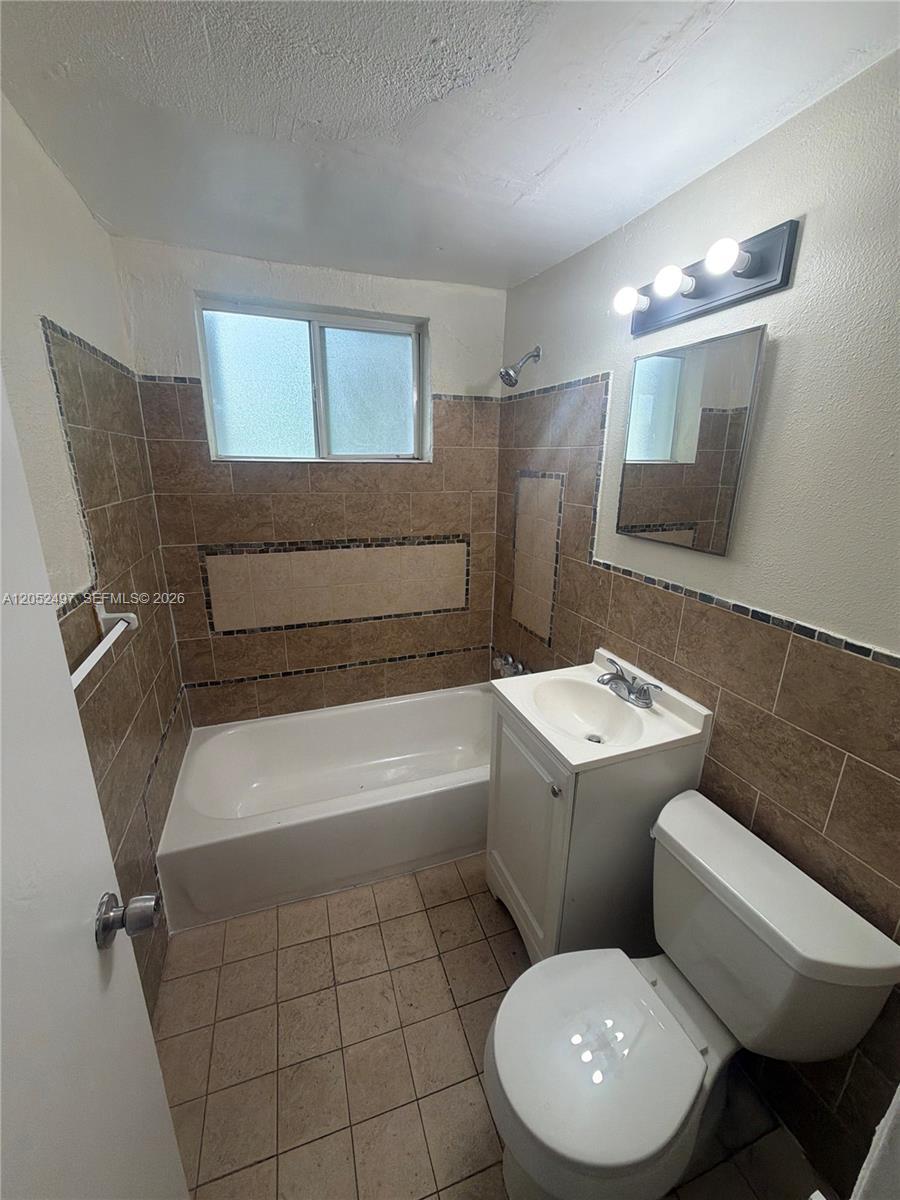 542 NW 8th St # 9, Miami FL 33136 photo 4