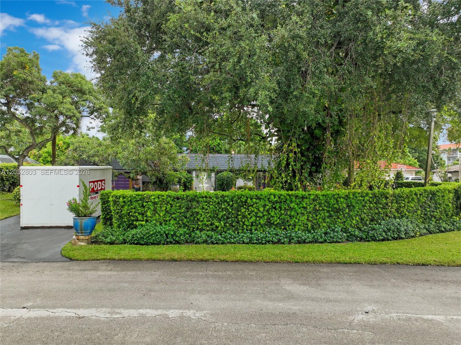 8541 N Lake Dasha Dr, Plantation FL 33324 photo 3