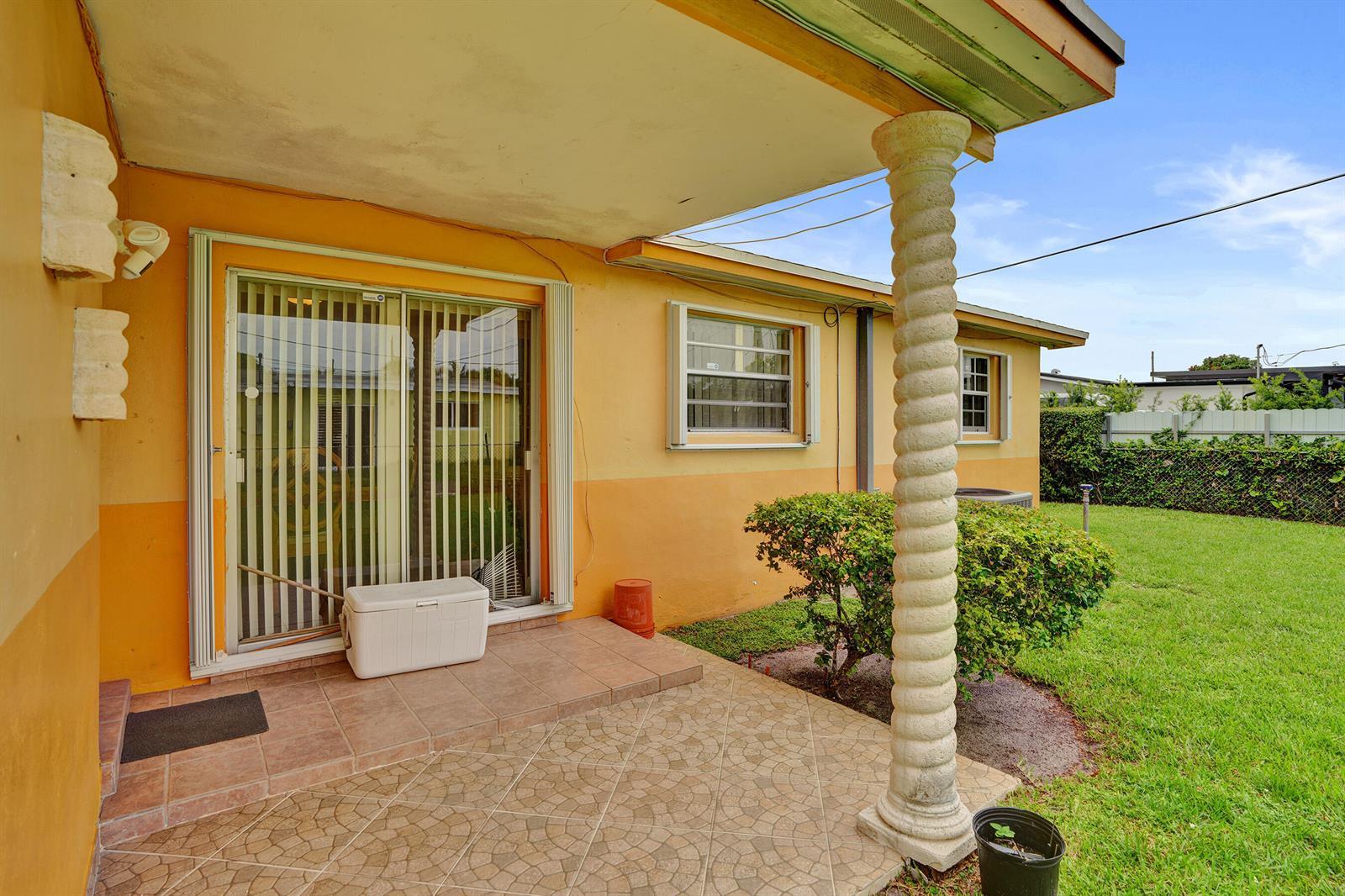 18800 NW 43rd Avenue, Miami Gardens FL 33055 photo 2