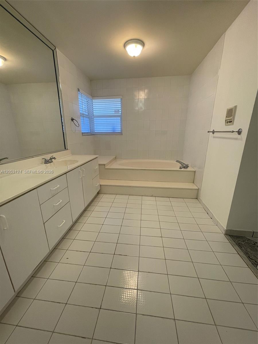 Miami, FL 33175 photo 3