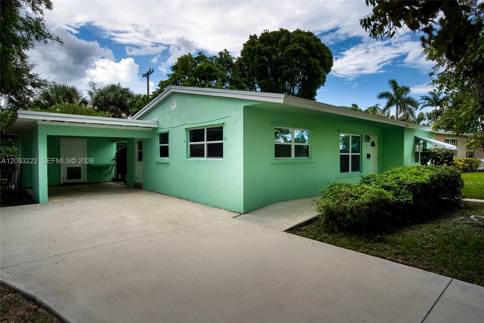 1427 Crest Dr, Lake Worth FL 33461 photo 2