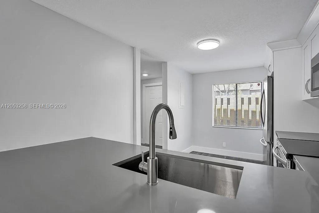5084 S University Dr, Davie FL 33328 photo 4