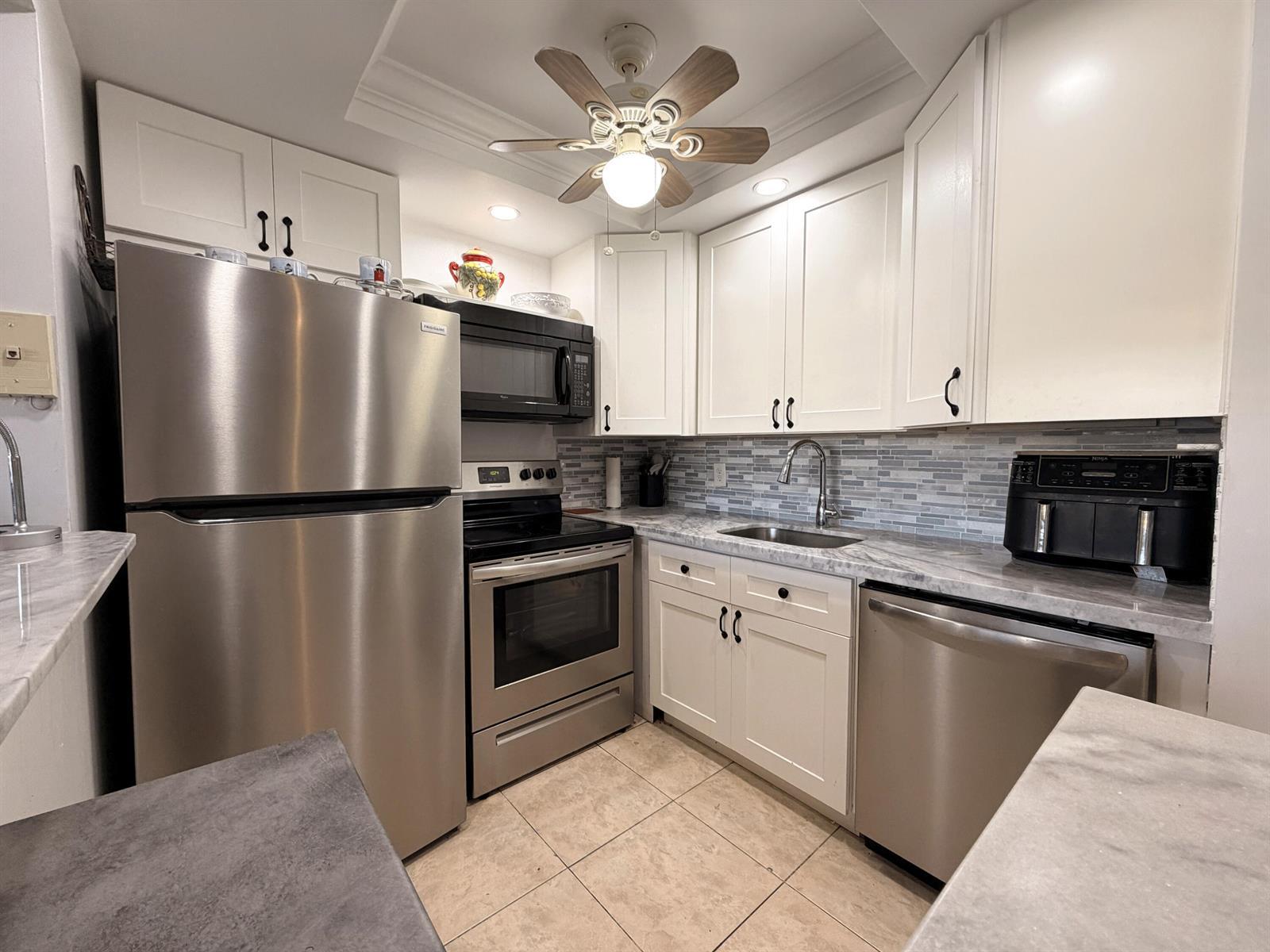 29 BERKSHIRE B, West Palm Beach FL 33417 photo 2