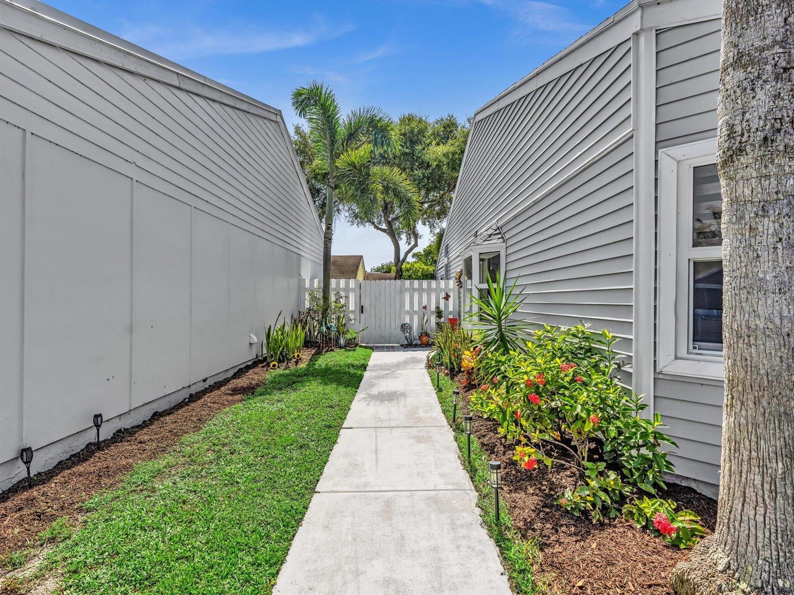 8 Hawthorne Lane, Boynton Beach FL 33426 photo 5