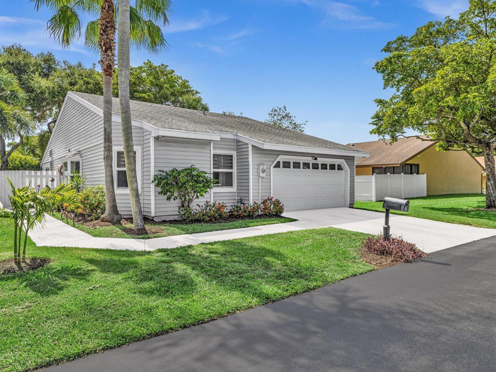 8 Hawthorne Lane, Boynton Beach FL 33426 photo 4