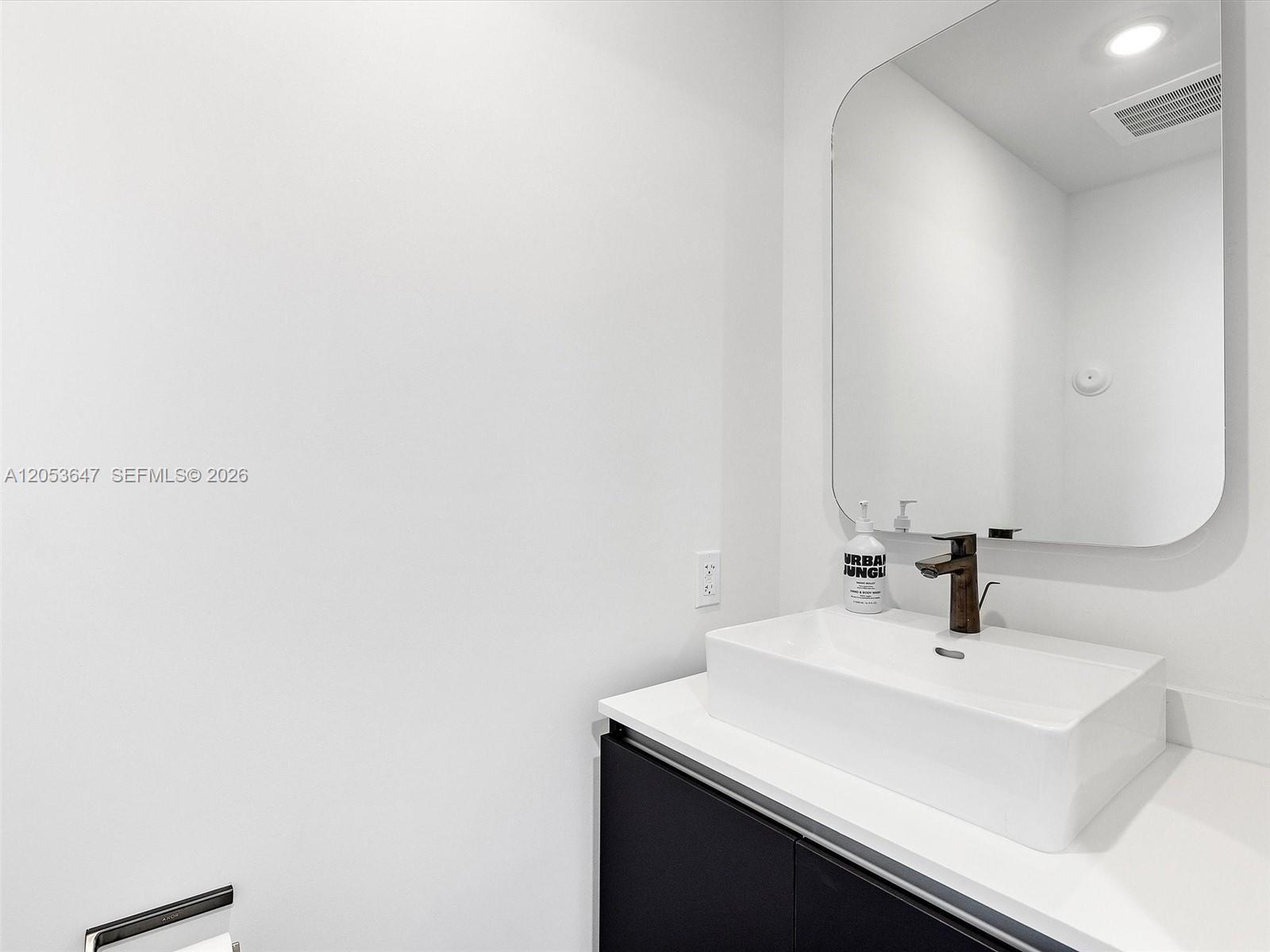 227 NE 2nd St # 2706, Miami FL 33132 photo 4