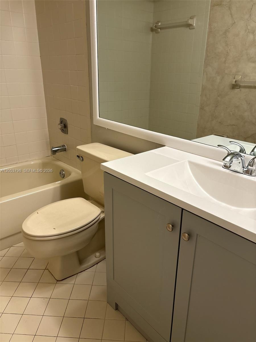 112 Lake Emerald Dr # 207, Oakland Park FL 33309 photo 3