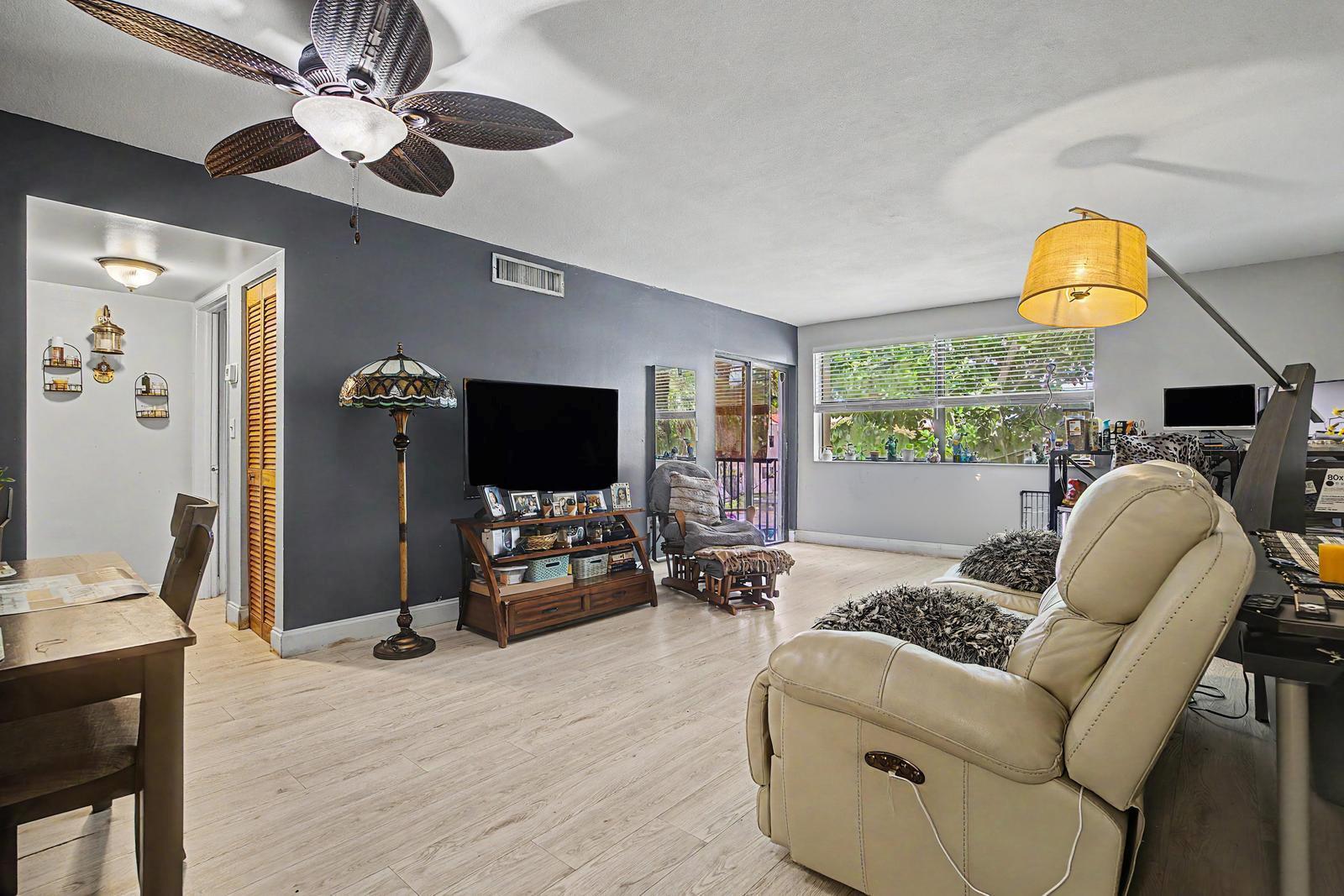 240 W Park Drive # 4, Miami FL 33172 photo 2