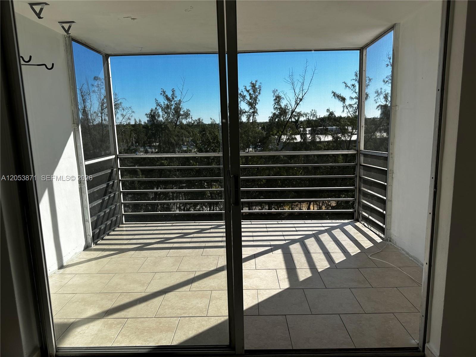 North Miami Beach, FL 33160 photo 3