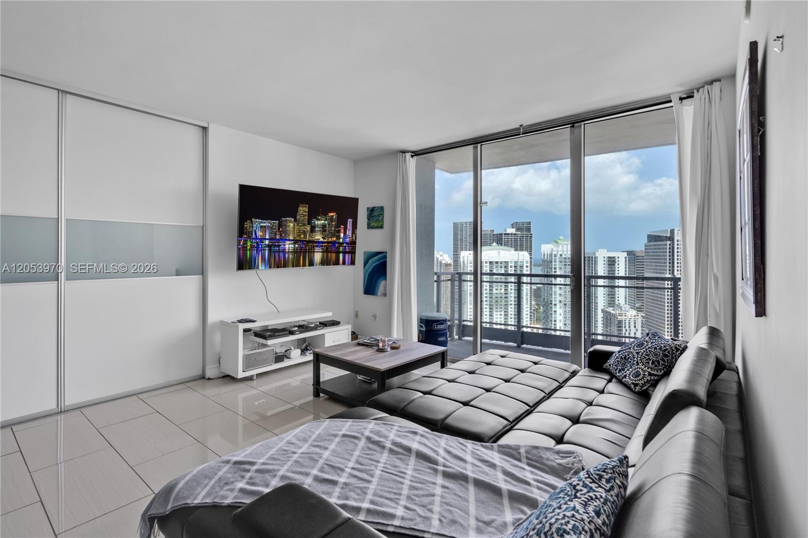 90 SW 3rd St # 4403, Miami FL 33130 photo 2