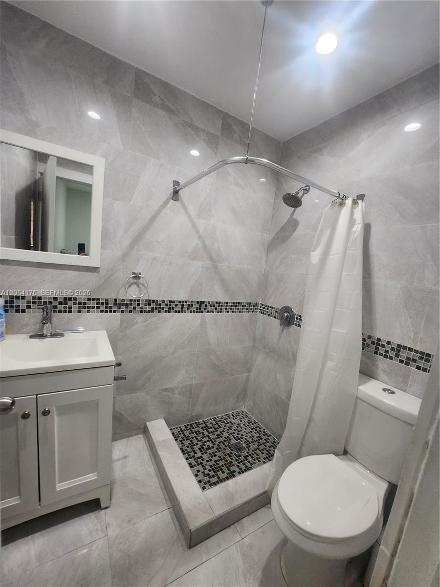 2700 Collins Ave # 202, Miami Beach FL 33140 photo 2