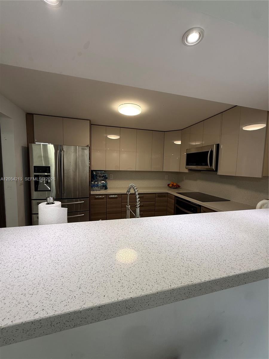 600 Parkview Dr # 818, Hallandale Beach FL 33009 photo 4