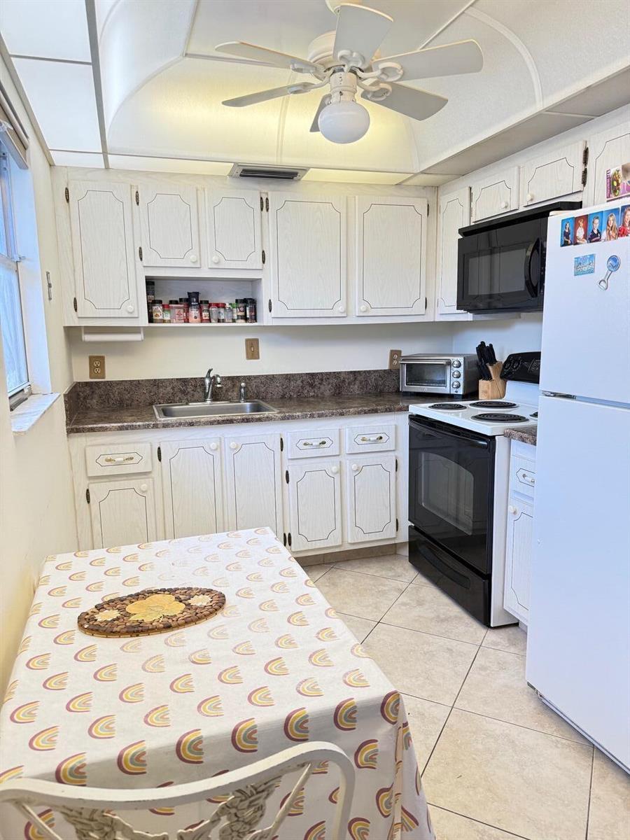 276 Saxony F, Delray Beach FL 33446 photo 2