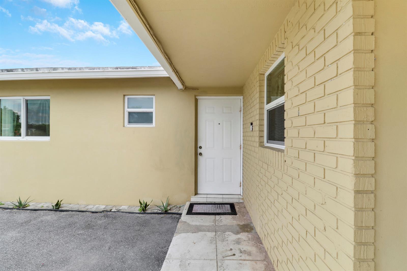 827 Caroline Avenue, West Palm Beach FL 33413 photo 2