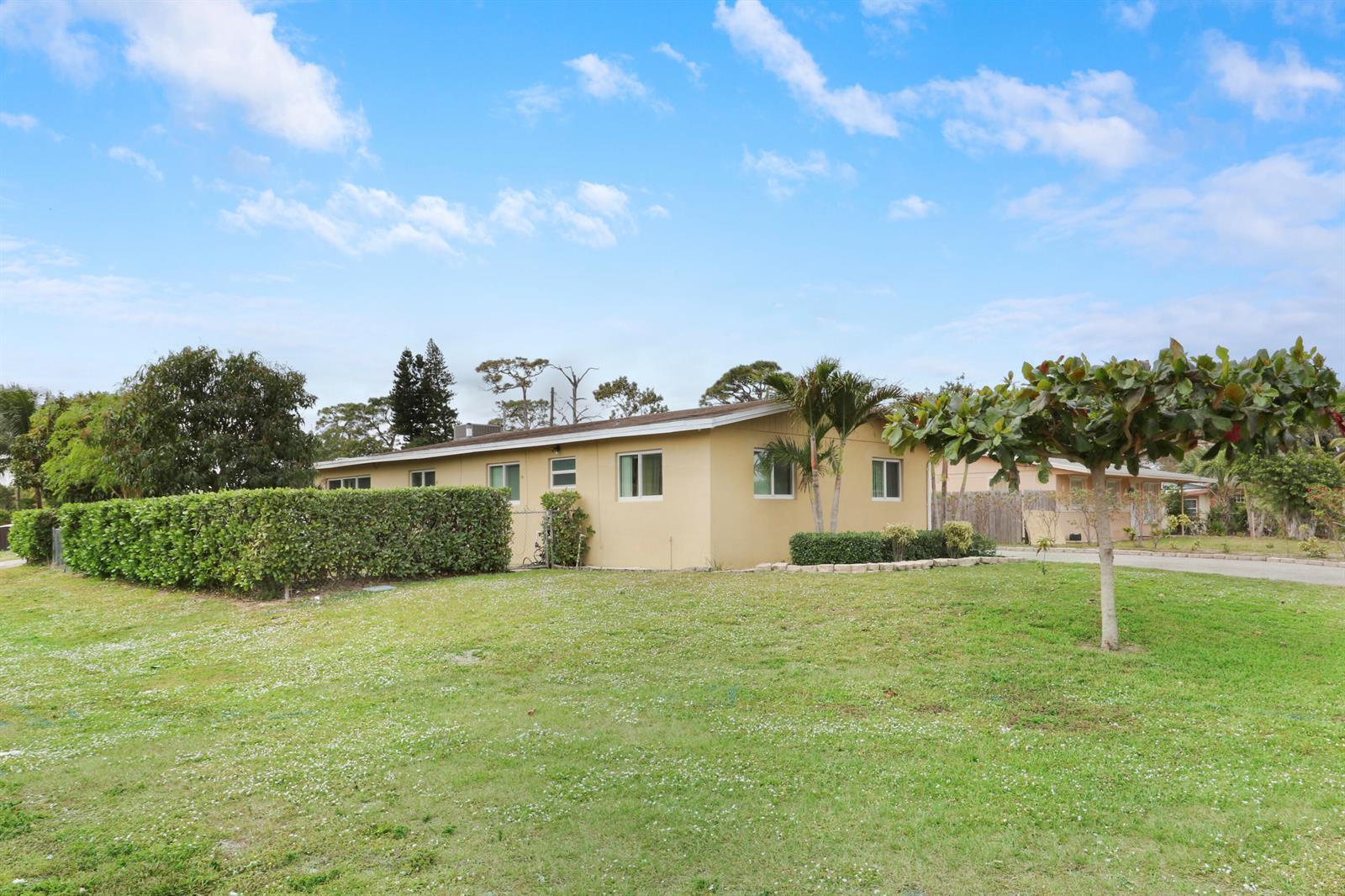 827 Caroline Avenue, West Palm Beach FL 33413 photo 3