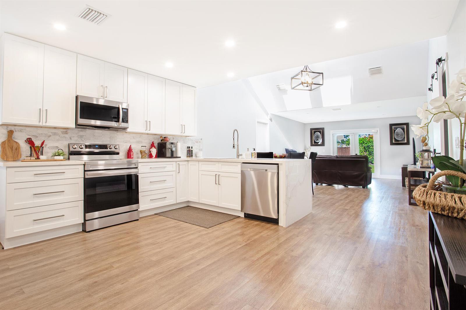 10048 SW 16th Street, Pembroke Pines FL 33025 photo 2