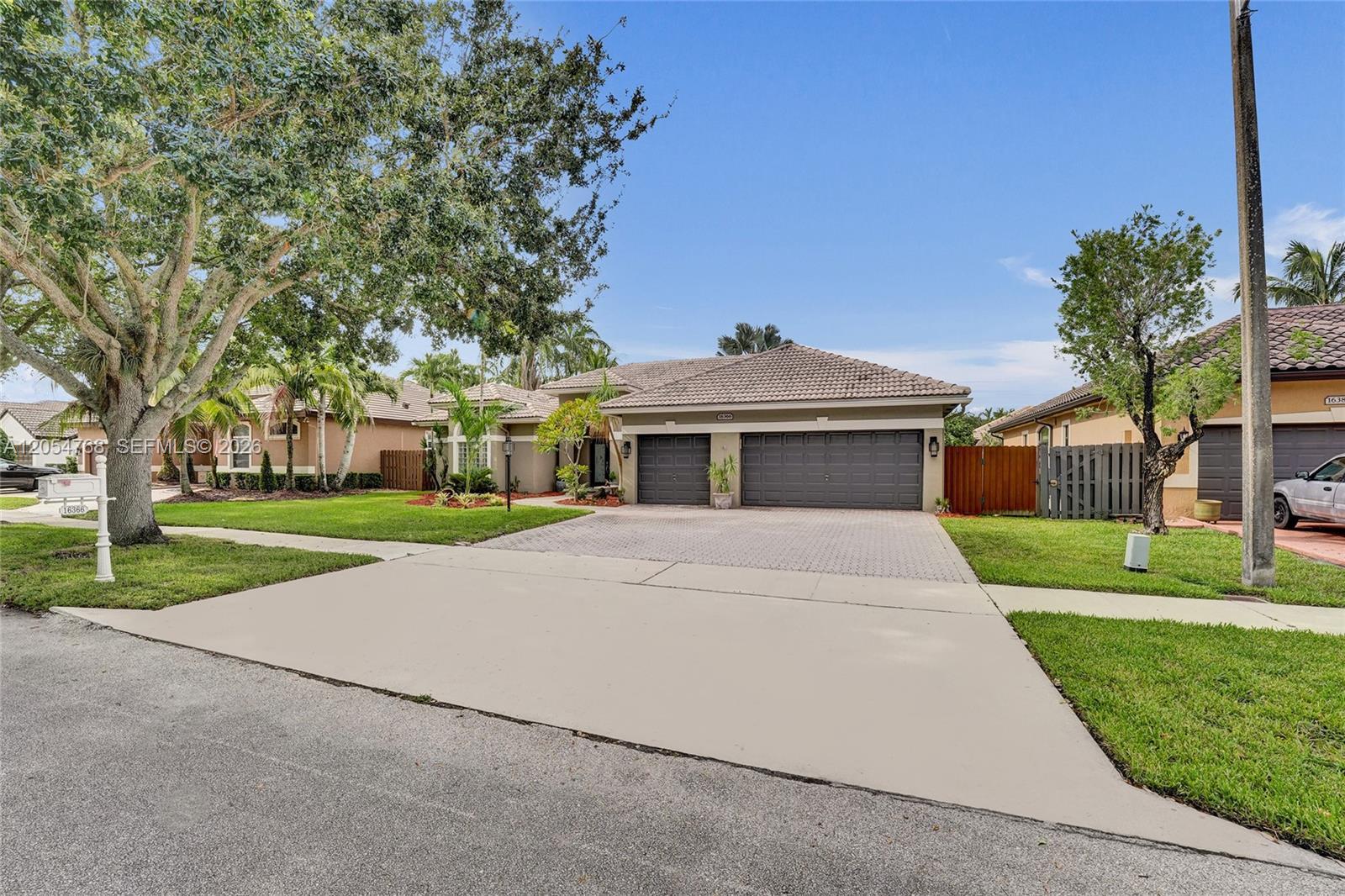 16366 N Mariposa Cir N, Pembroke Pines FL 33331 photo 2