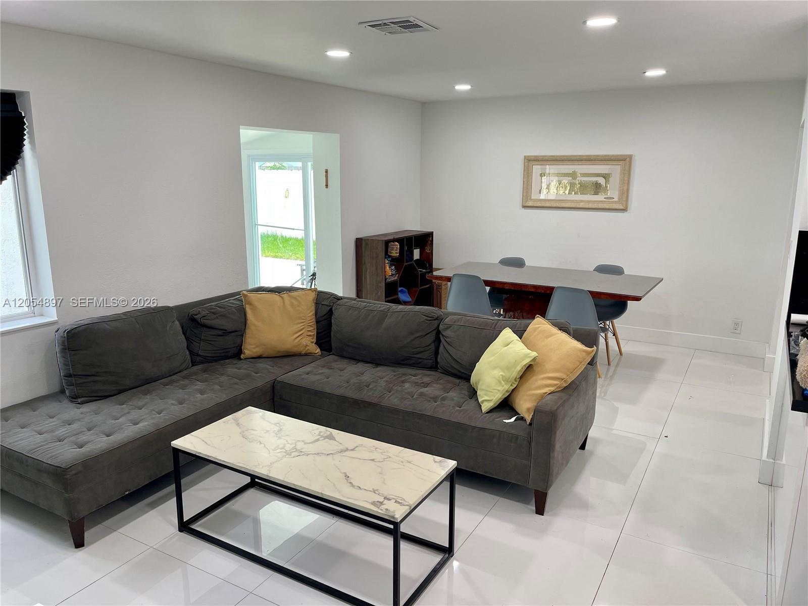 6610 Cody St, Hollywood FL 33024 photo 2