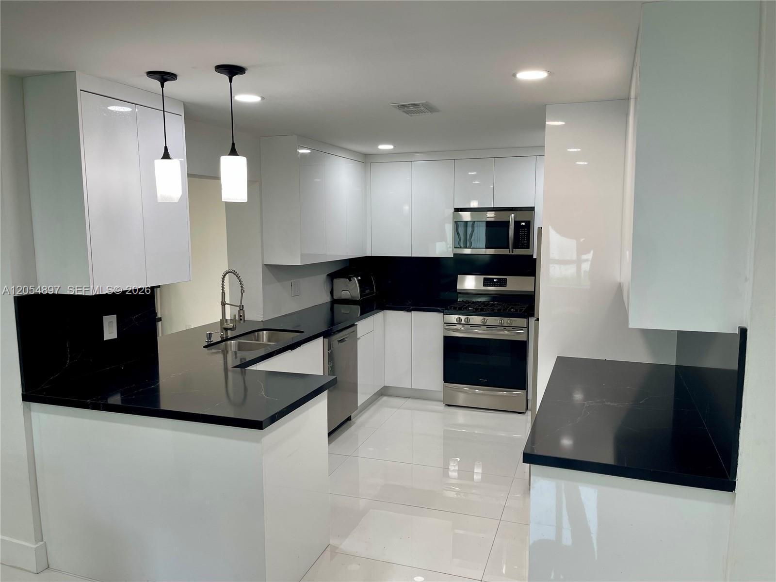 6610 Cody St, Hollywood FL 33024 photo 4