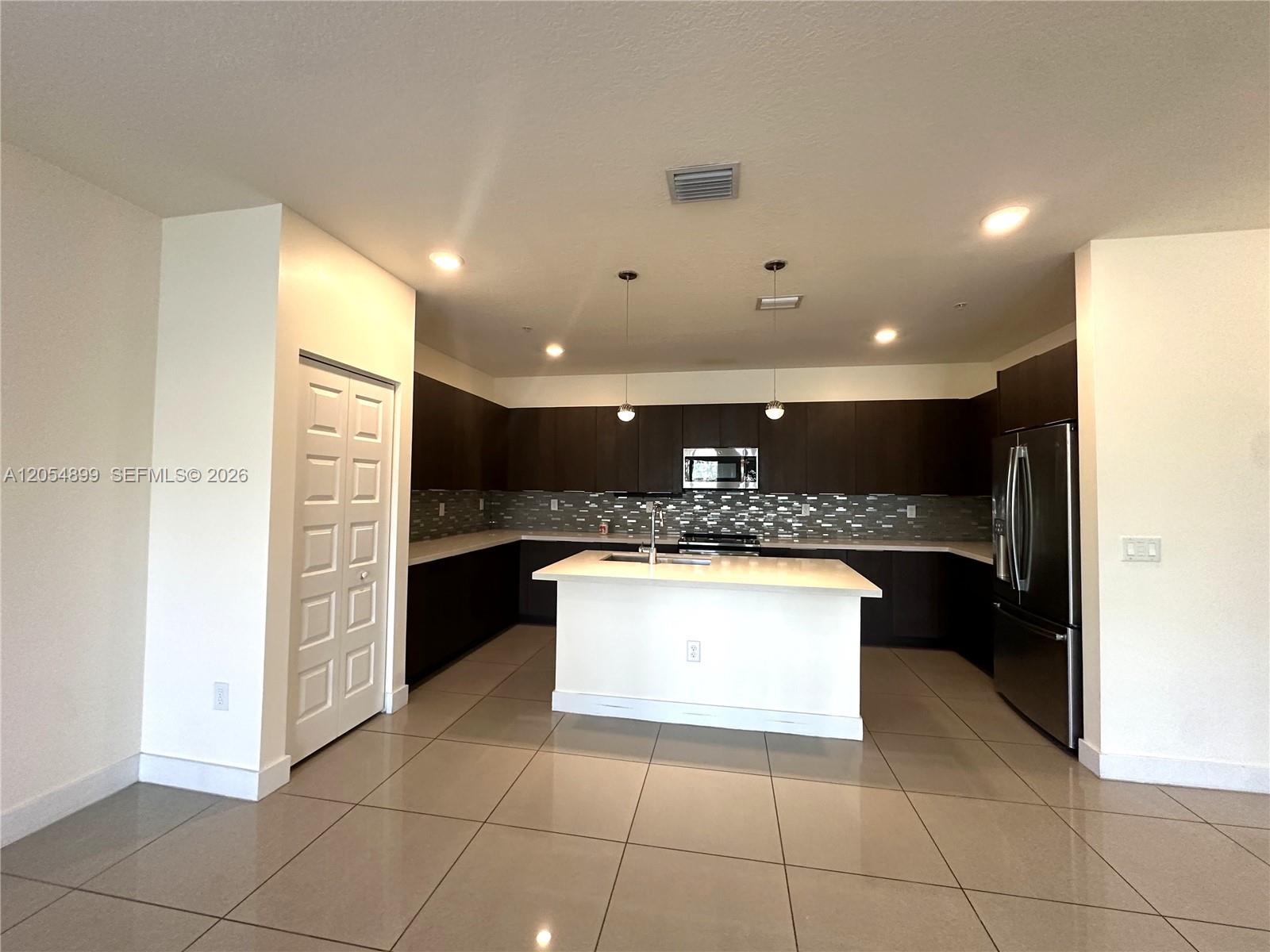 4713 NW 84th Ct, Doral FL 33166 photo 4