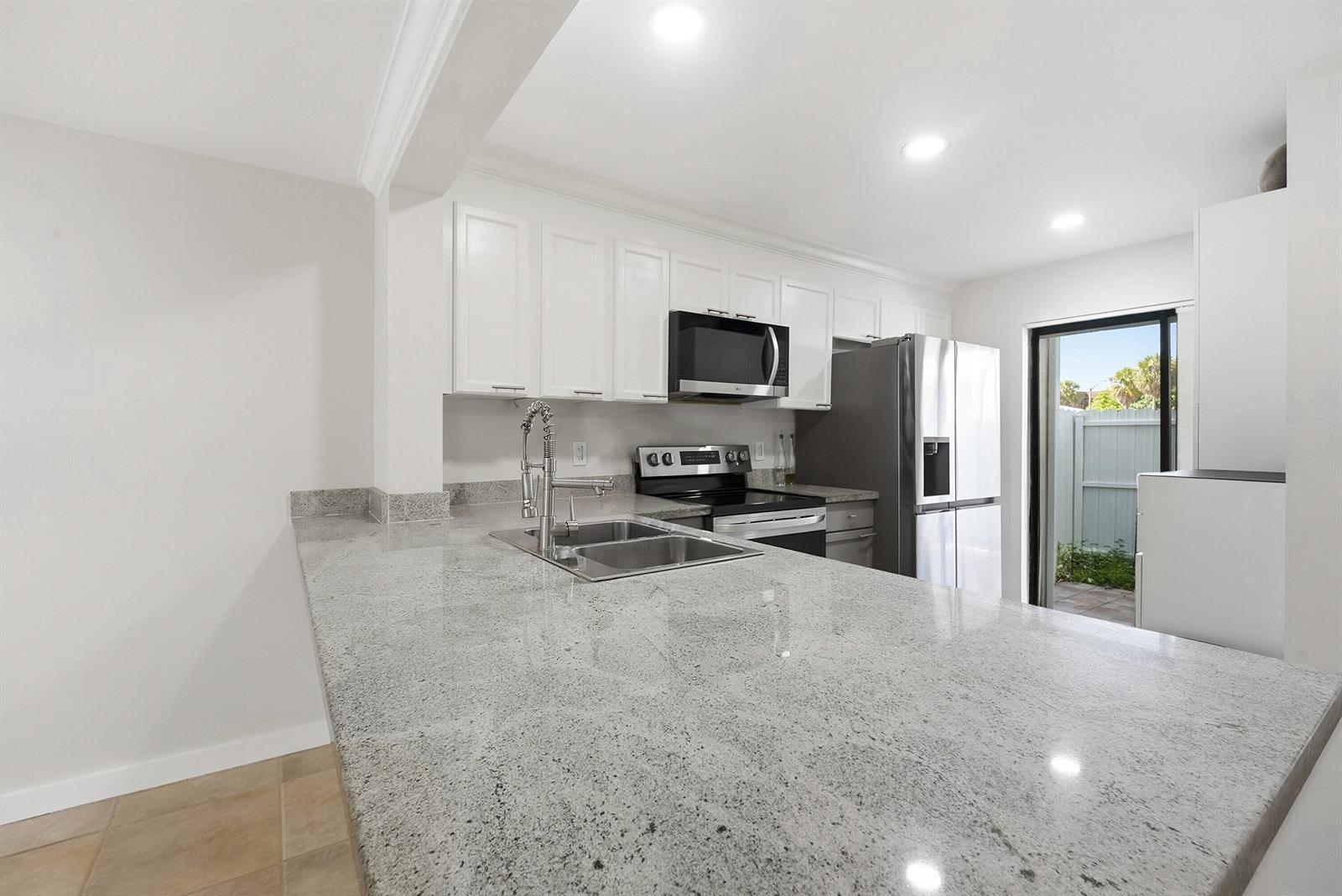 642 NE 195th Street, Miami FL 33179 photo 2