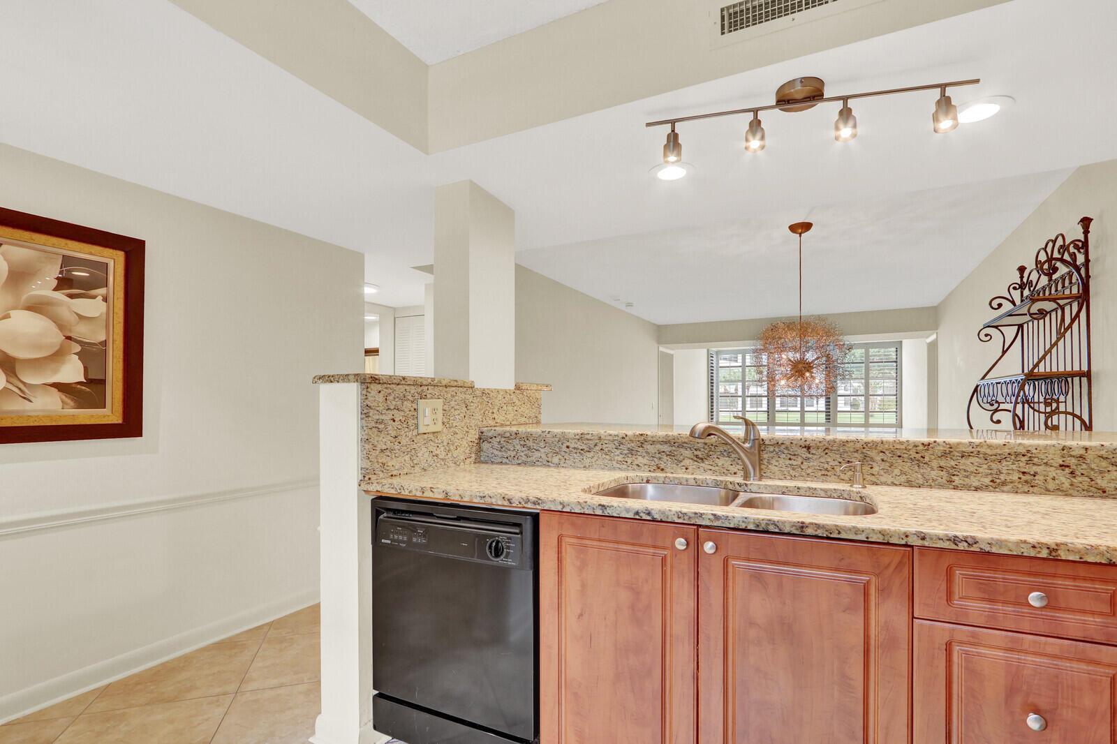 3636 WHITEHALL Drive # 105, West Palm Beach FL 33401 photo 3