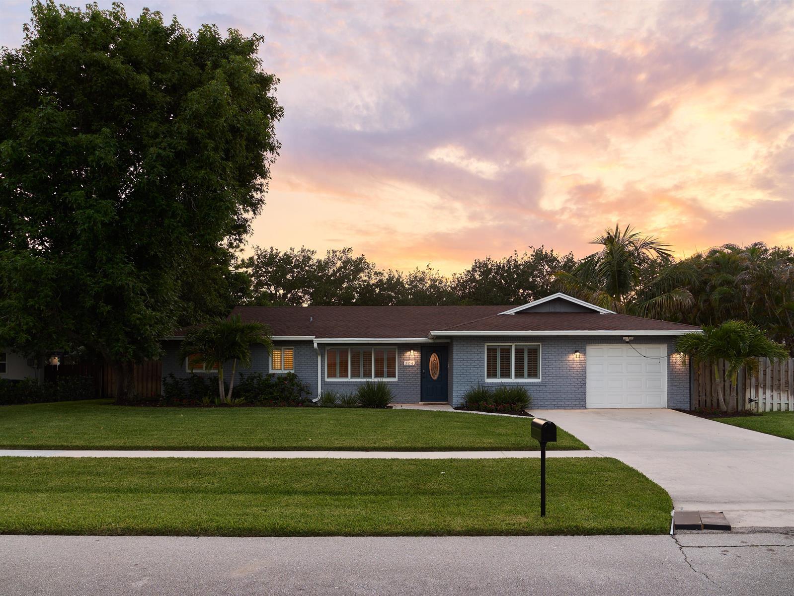 304 Circle W, Jupiter FL 33458 photo 2