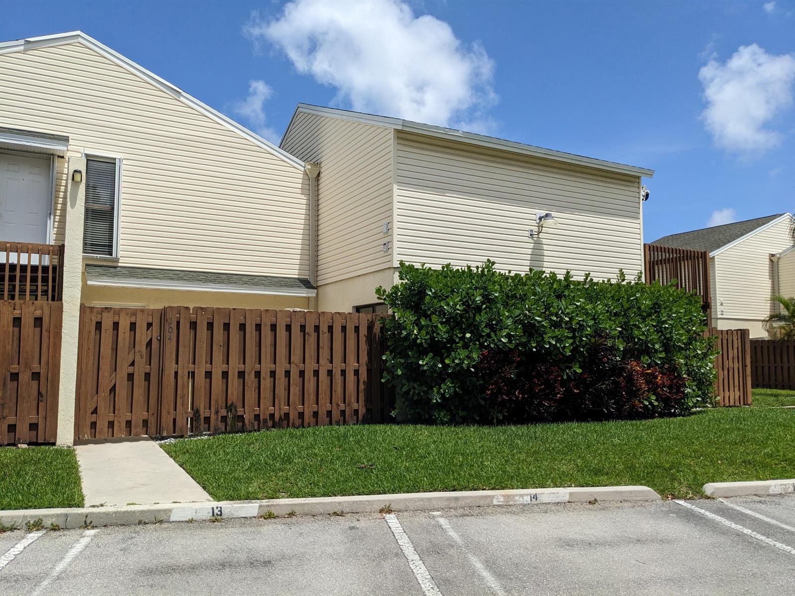 633 EXECUTIVE CENTER Drive # L104, West Palm Beach FL 33401