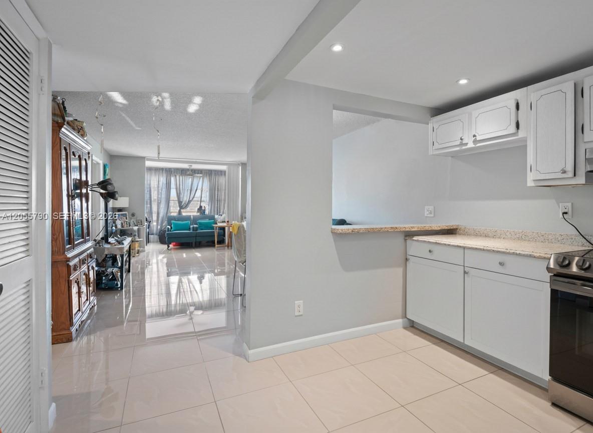 8600 Sunrise Lakes Blvd # 201, Sunrise FL 33322 photo 2