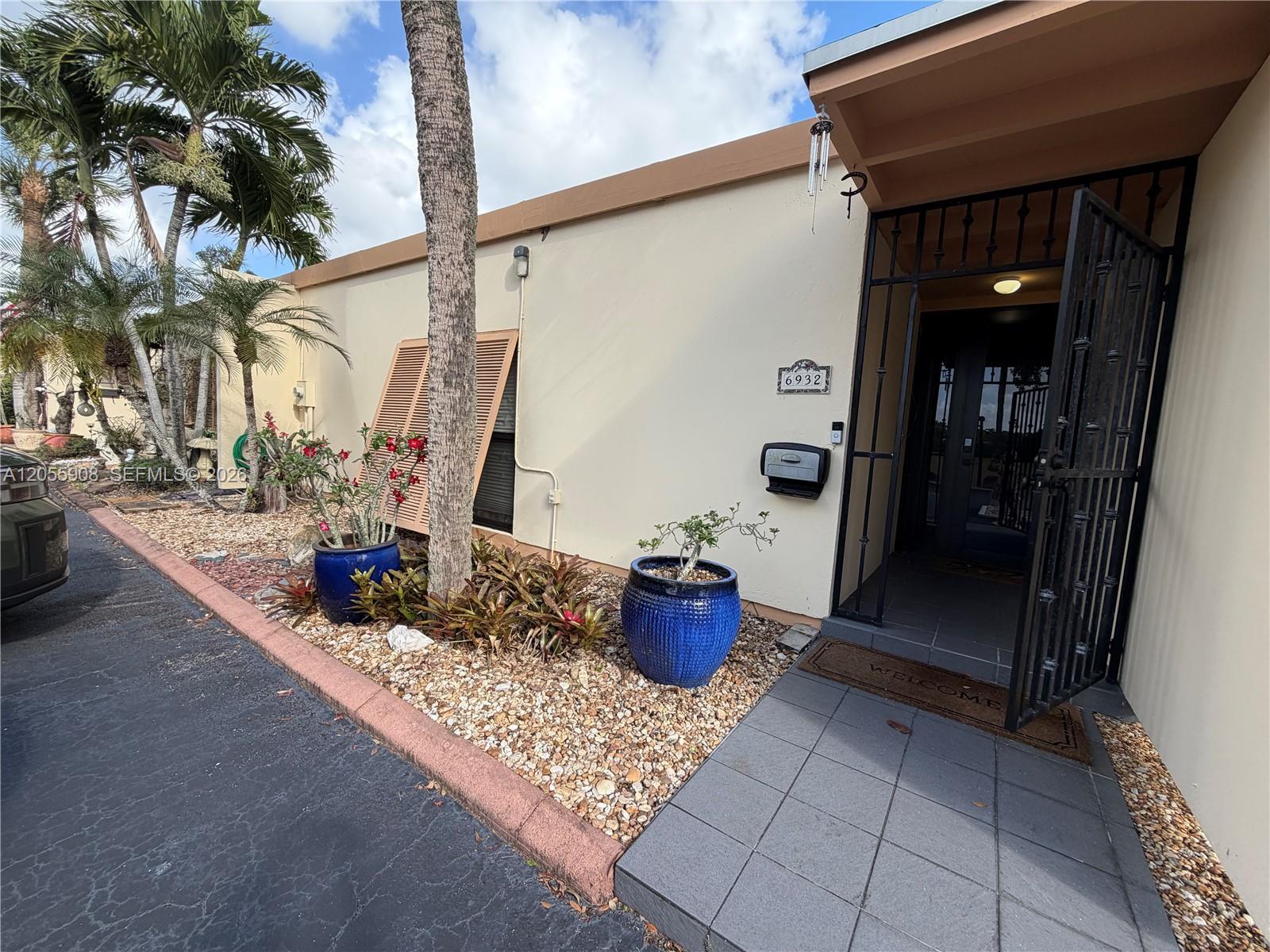 6932 Crown Gate Dr, Miami Lakes FL 33014