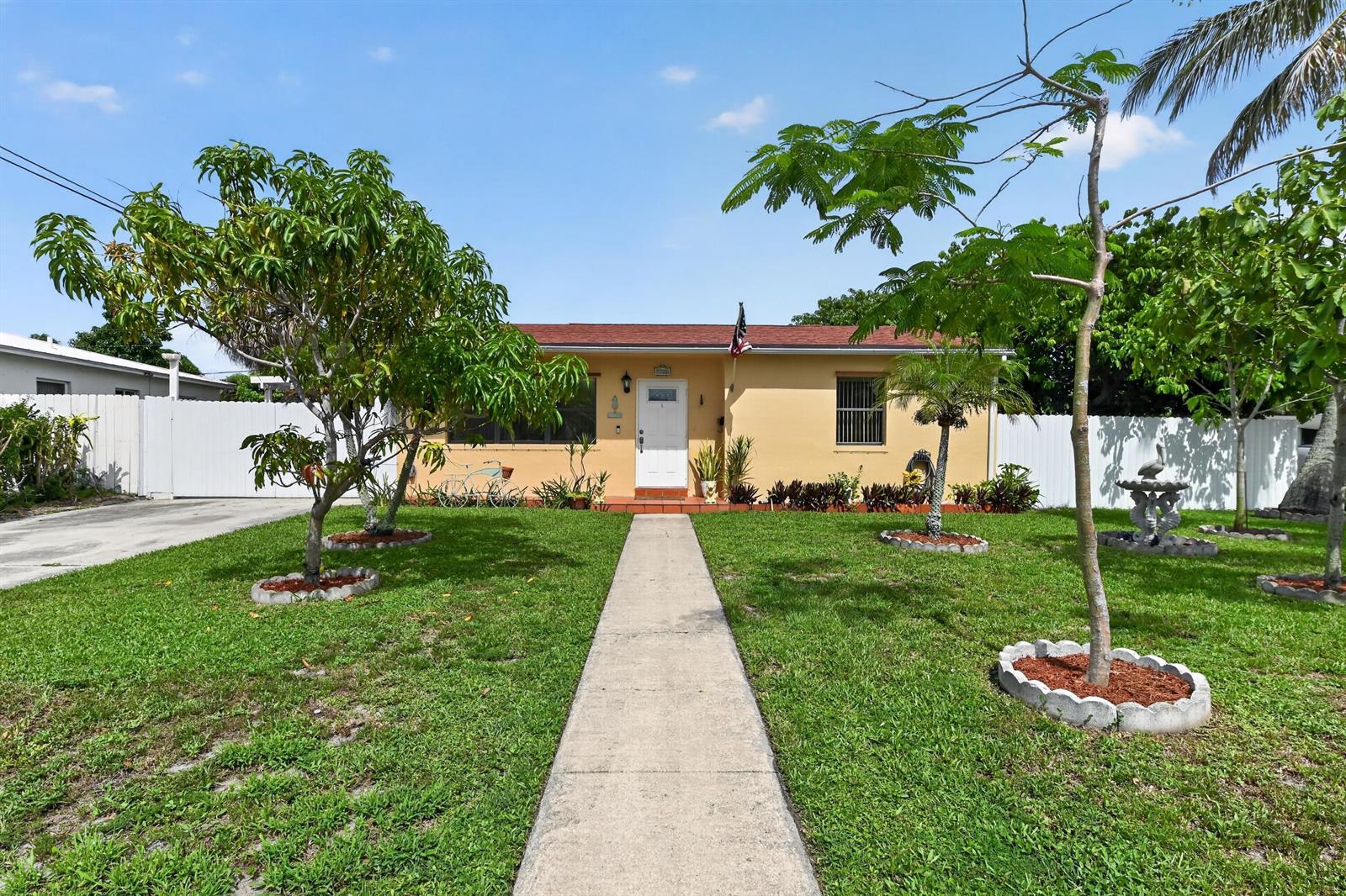 5826 CHURCHILL Court, West Palm Beach FL 33405 photo 2