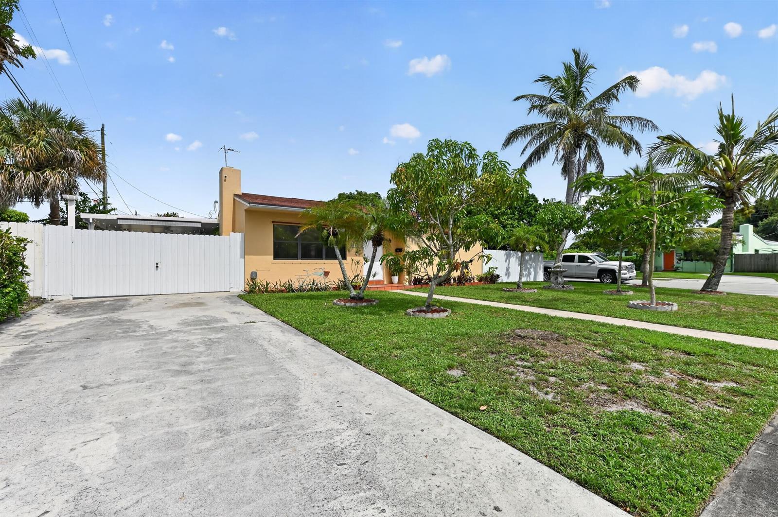 5826 CHURCHILL Court, West Palm Beach FL 33405 photo 3