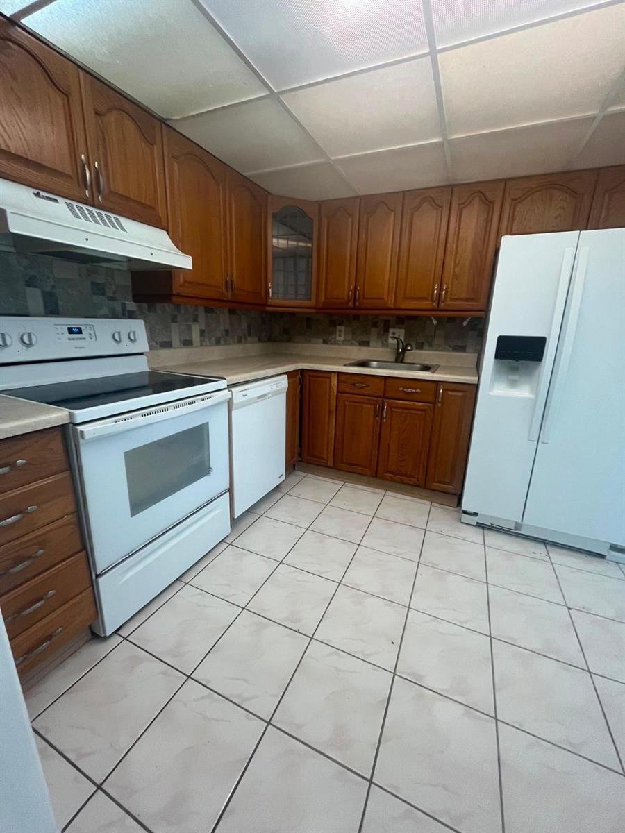 480 EXECUTIVE CENTER Drive # 2F, West Palm Beach FL 33401 photo 3