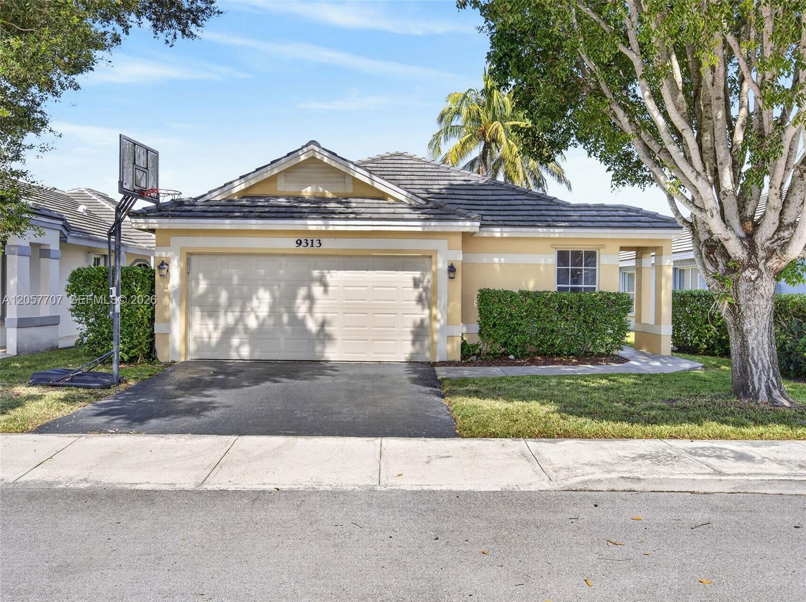 9313 Arborwood Cir, Davie FL 33328