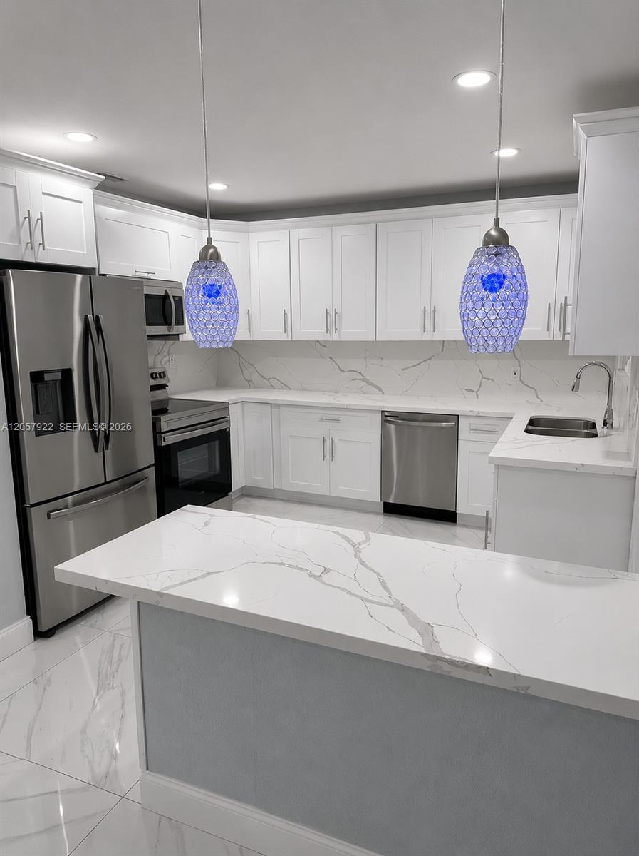 552 NE 161st St, Miami FL 33162 photo 2