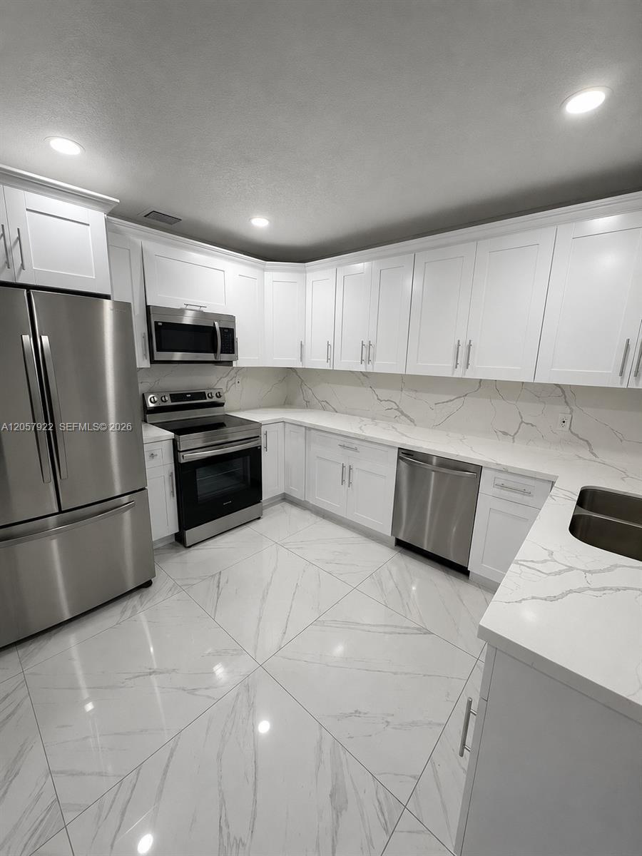 552 NE 161st St, Miami FL 33162 photo 3