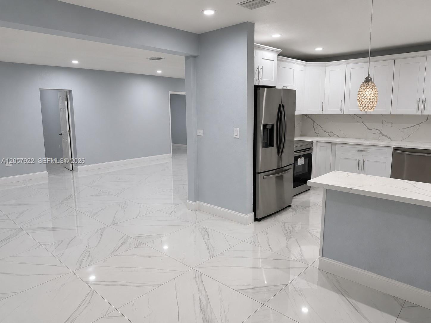 552 NE 161st St, Miami FL 33162