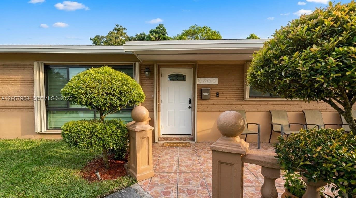 2200 Alcazar Dr, Miramar FL 33023 photo 2