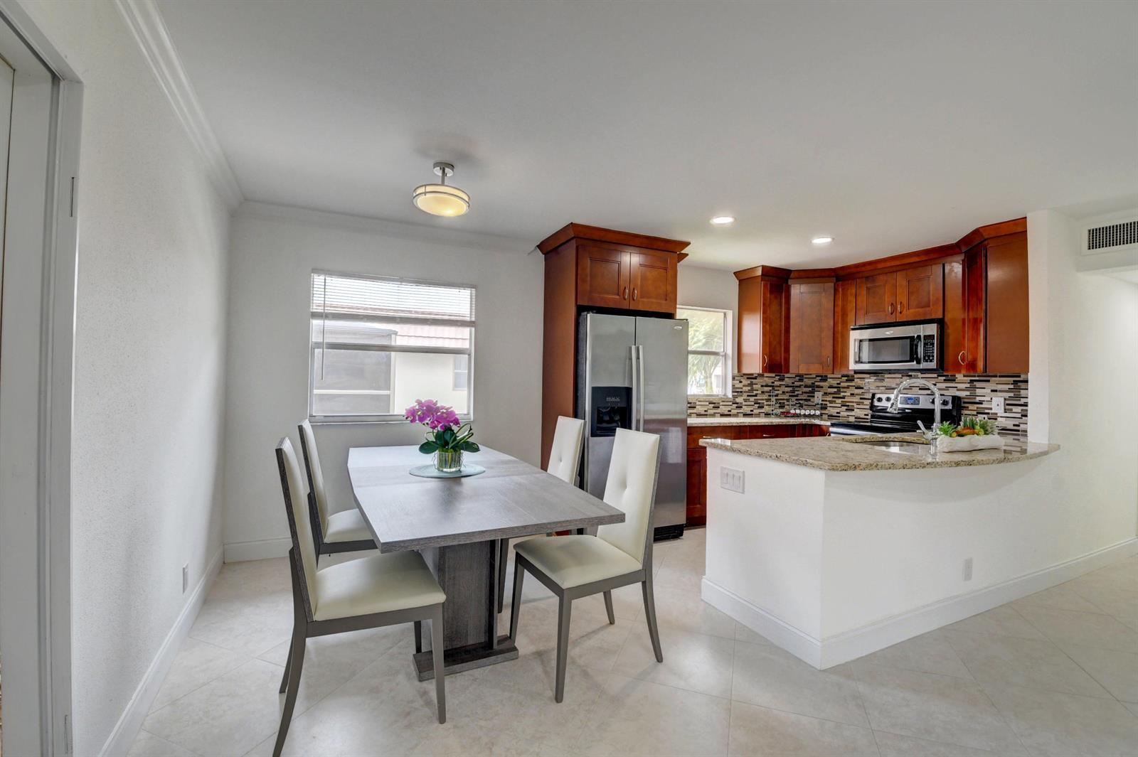 468 Saxony J, Delray Beach FL 33446 photo 2