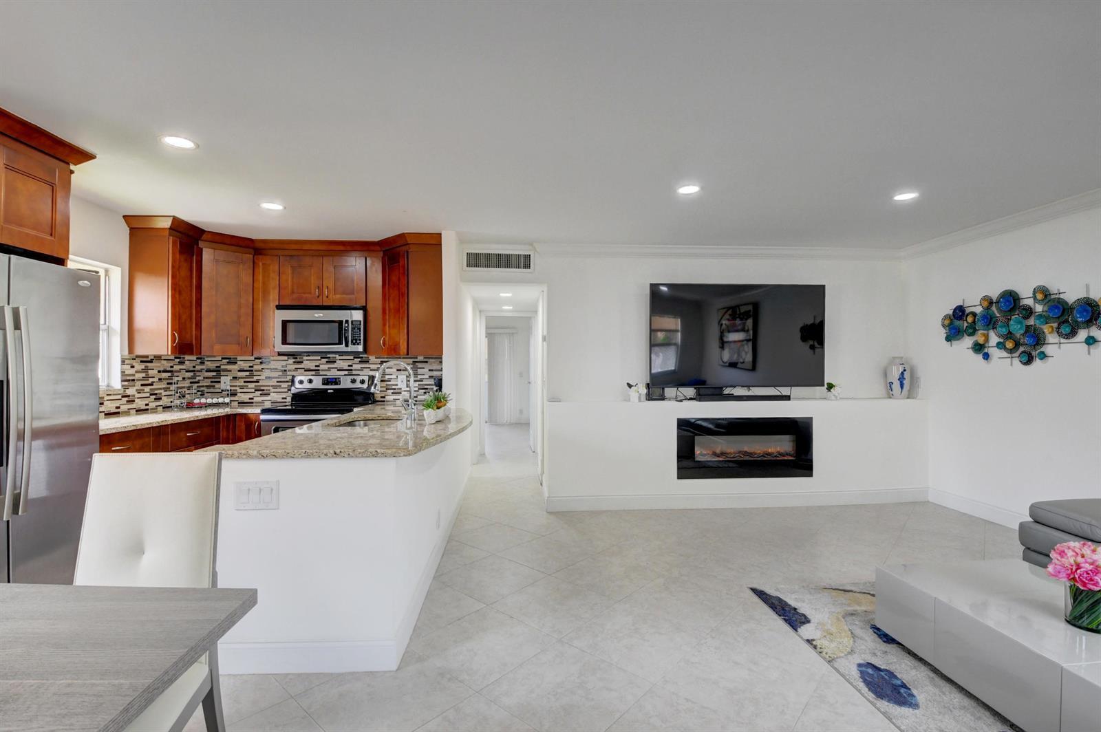 468 Saxony J, Delray Beach FL 33446 photo 4