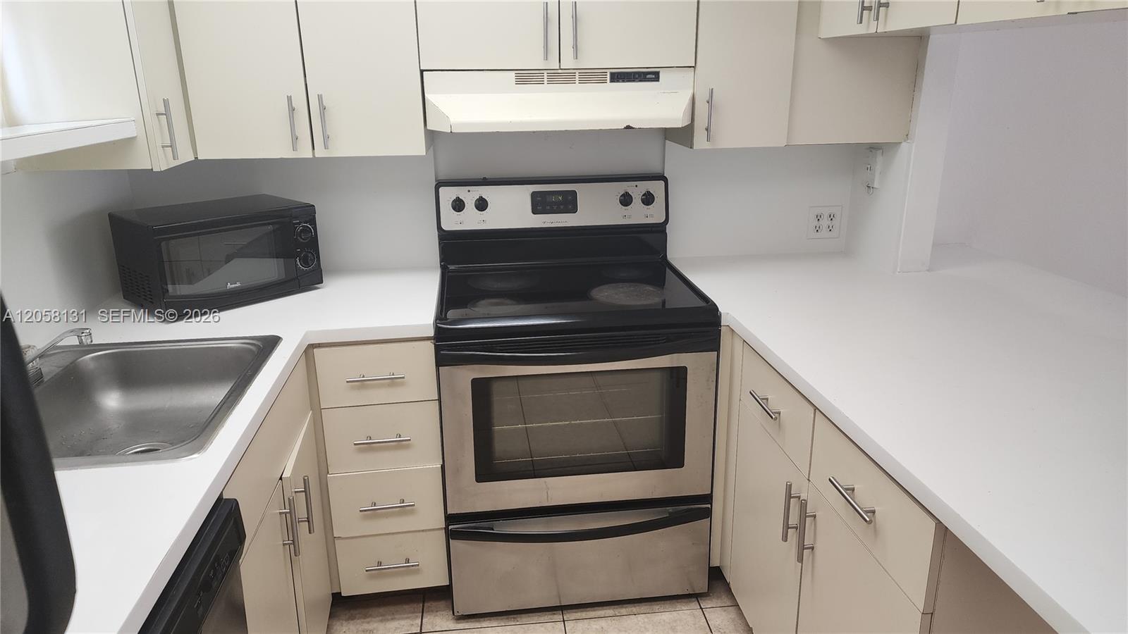 8290 Lake Dr # 405, Doral FL 33166 photo 2
