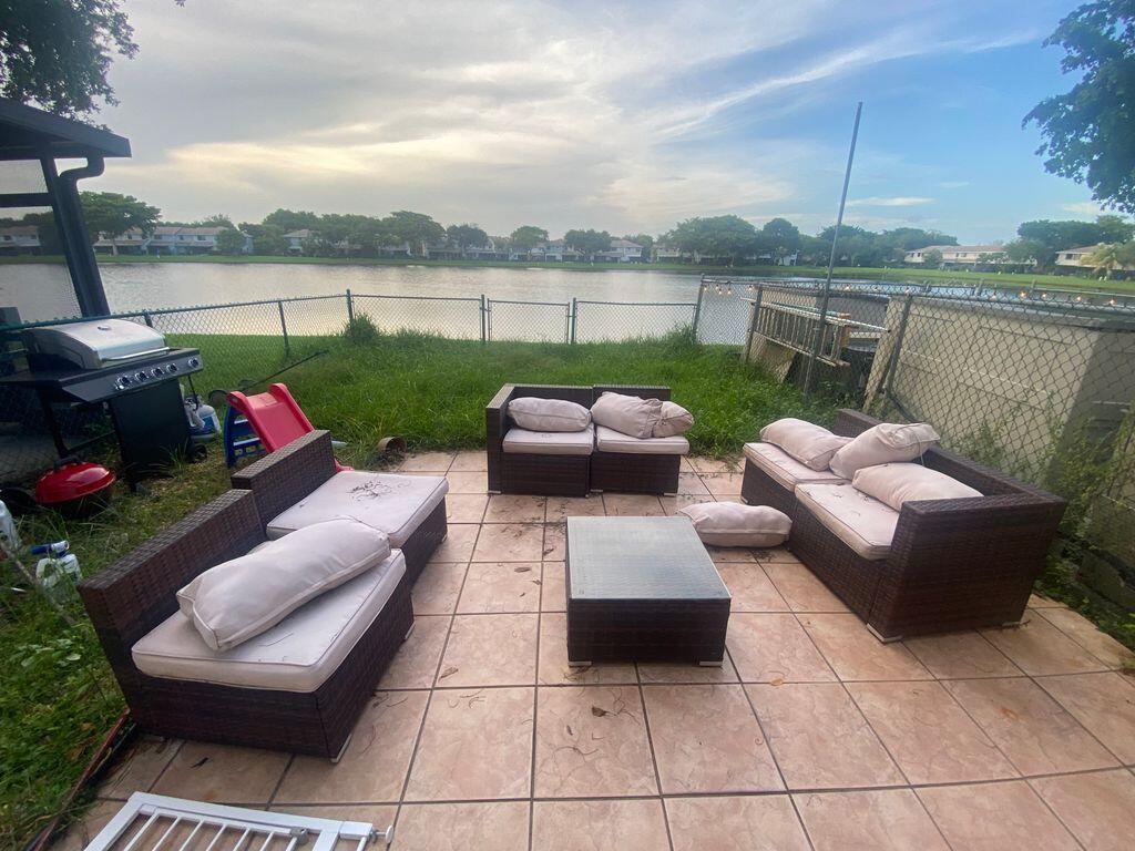 10473 NW 3RD Street, Pembroke Pines FL 33026 photo 2