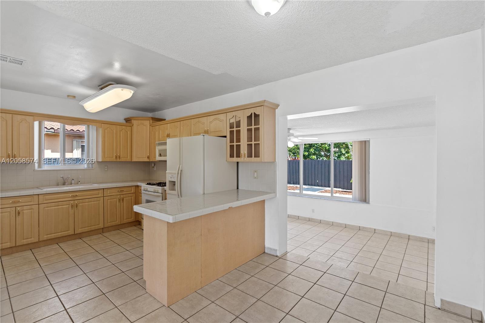 661 W 50th Pl, Hialeah FL 33012 photo 3