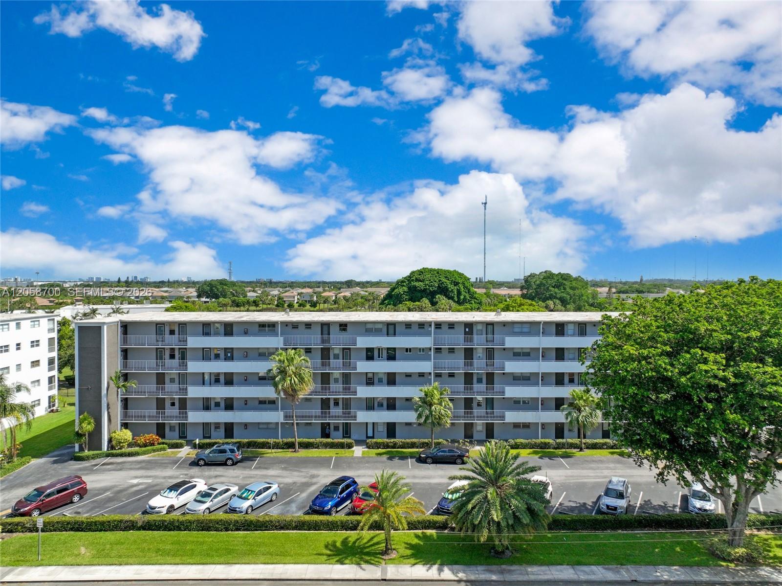 4800 Hillcrest Ln # 402, Hollywood FL 33021 photo 2