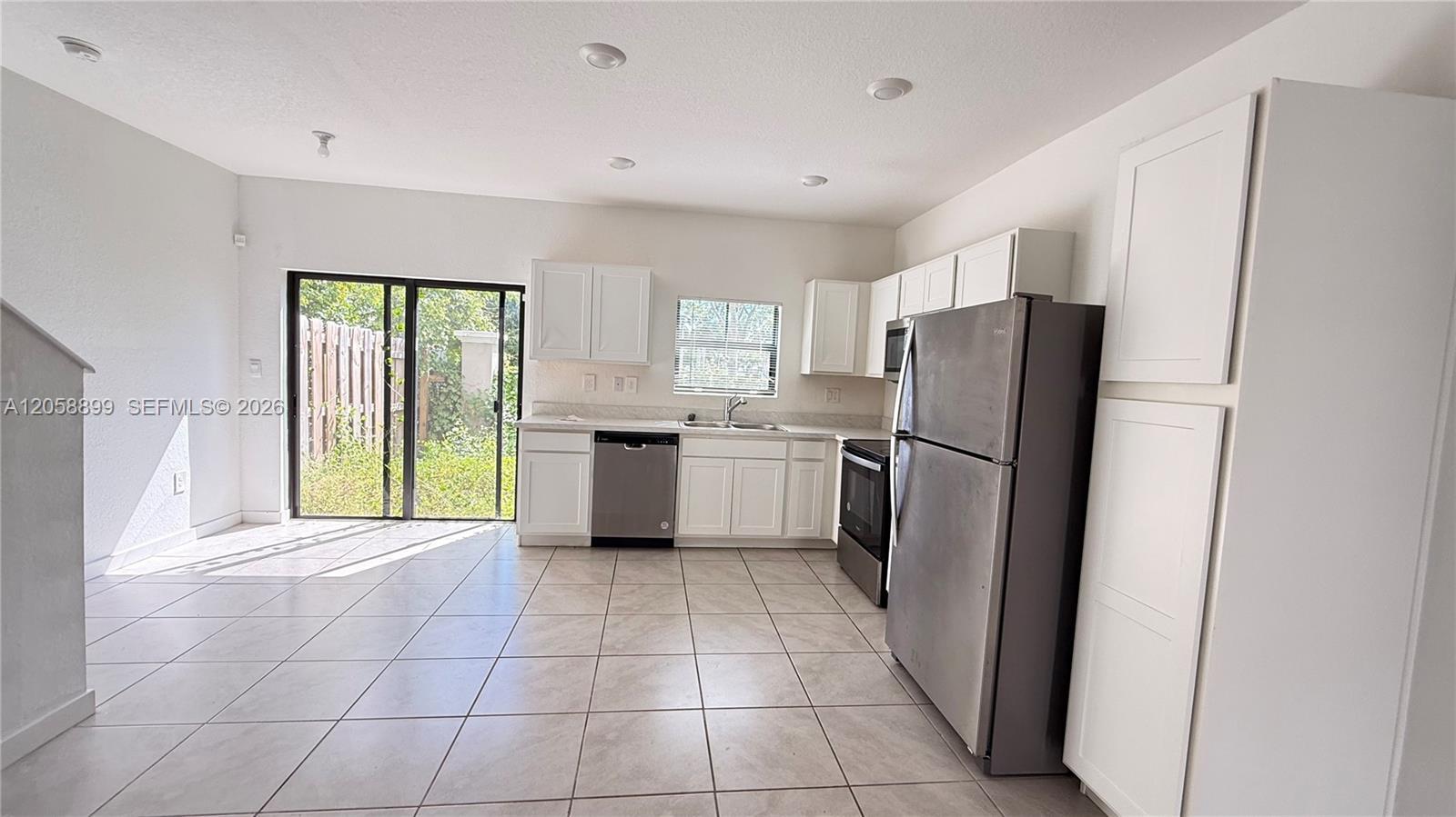 322 NE 1st Dr, Florida City FL 33034 photo 2